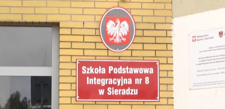 Szkoła Integracyjna nr 8 w Sieradzu z nowym boiskiem i terenem zielonym
