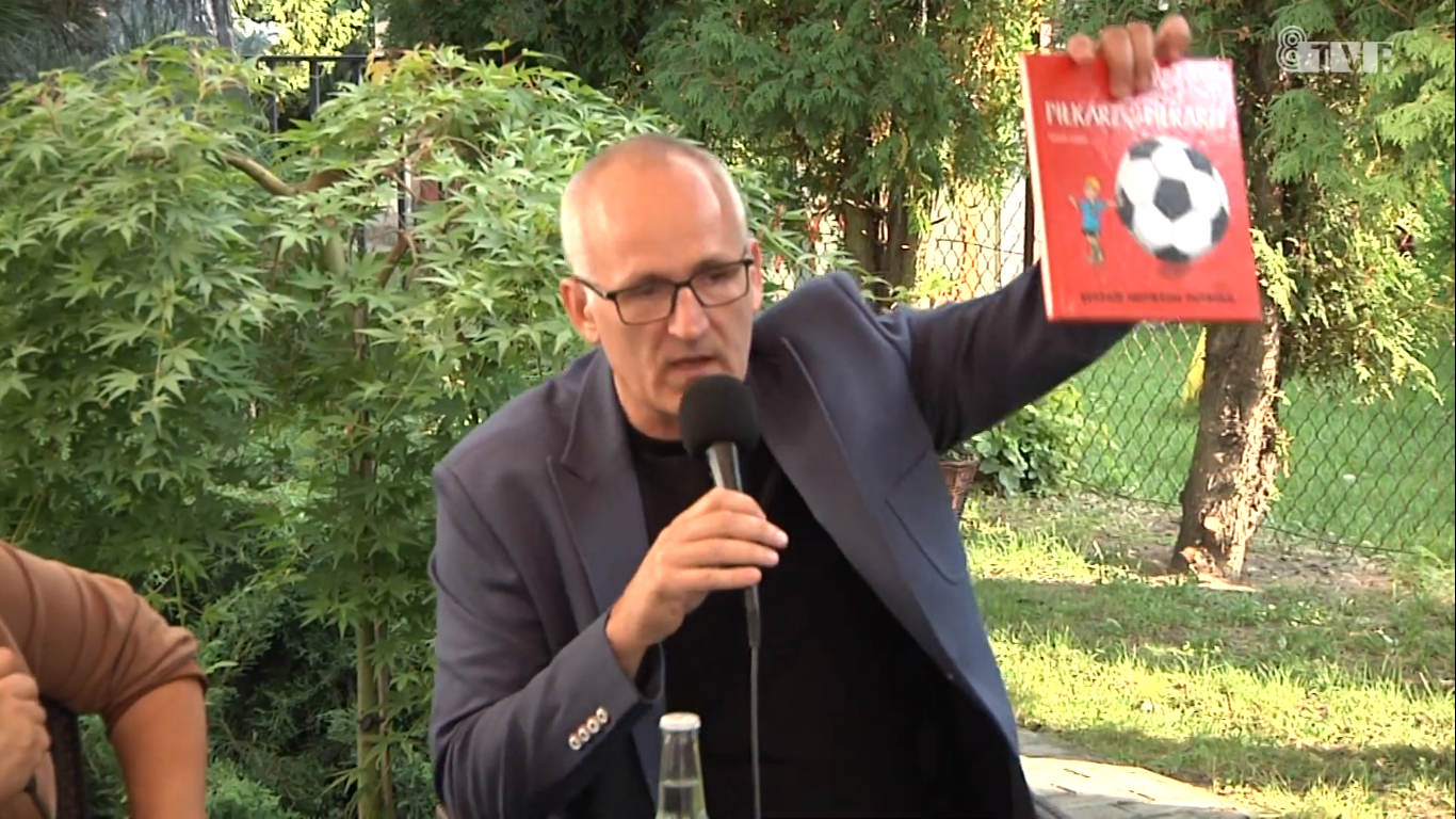 Marek Lorenc gościem ogrodu sieradzkiej biblioteki