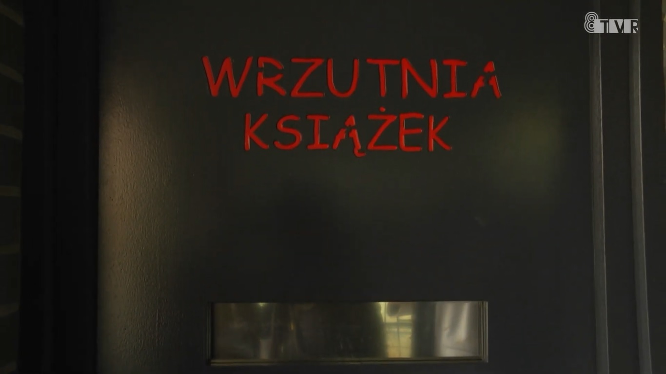 Wrzutnia biblioteczna w sieradzkiej bibliotece