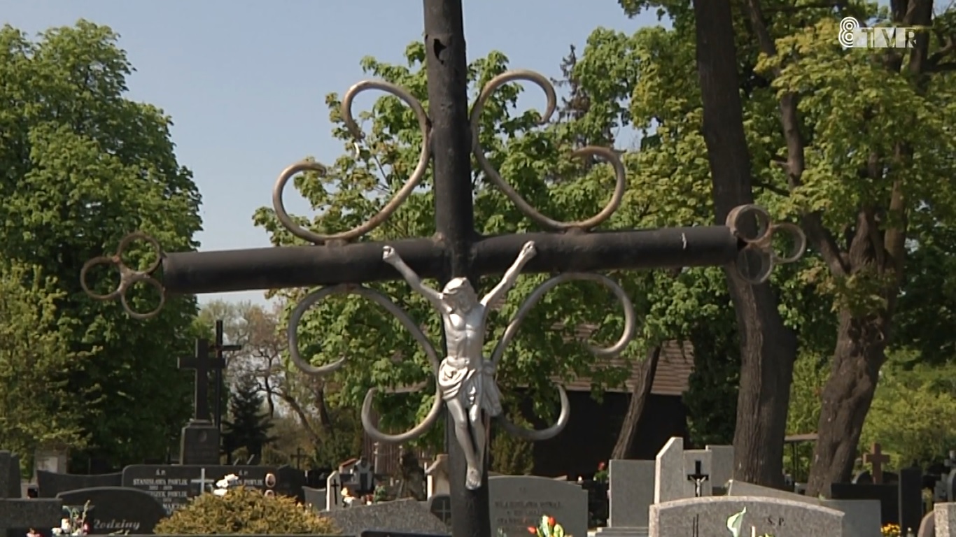 Kradzieże metalowych krzyży i liter z nagrobków cmentarnych