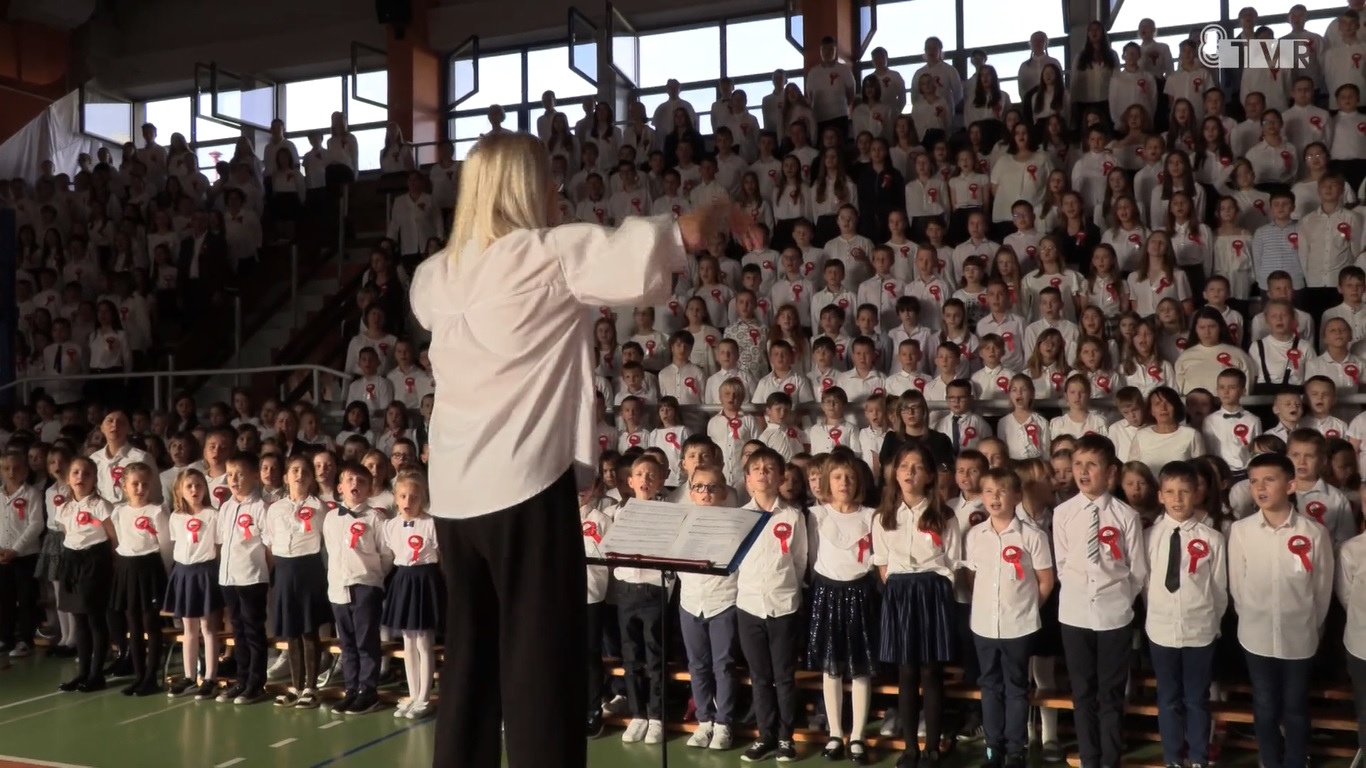 Szkoła Podstawowa nr 10 stanęła „Do Hymnu”